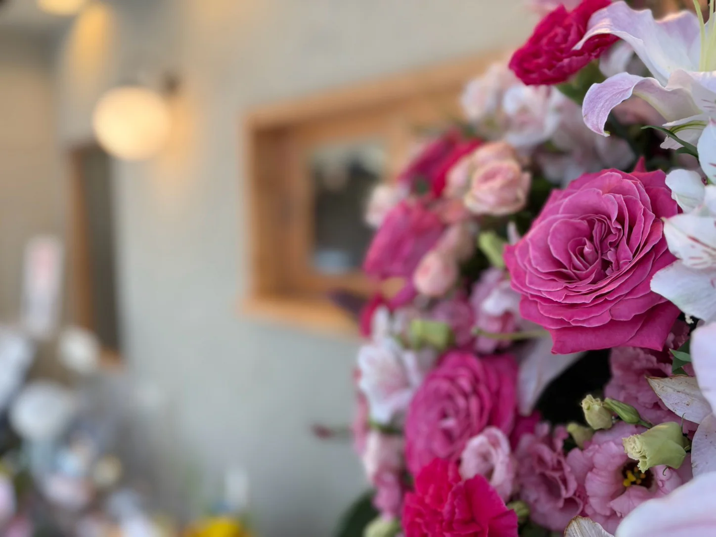 店先を彩る大輪のバラと季節の花